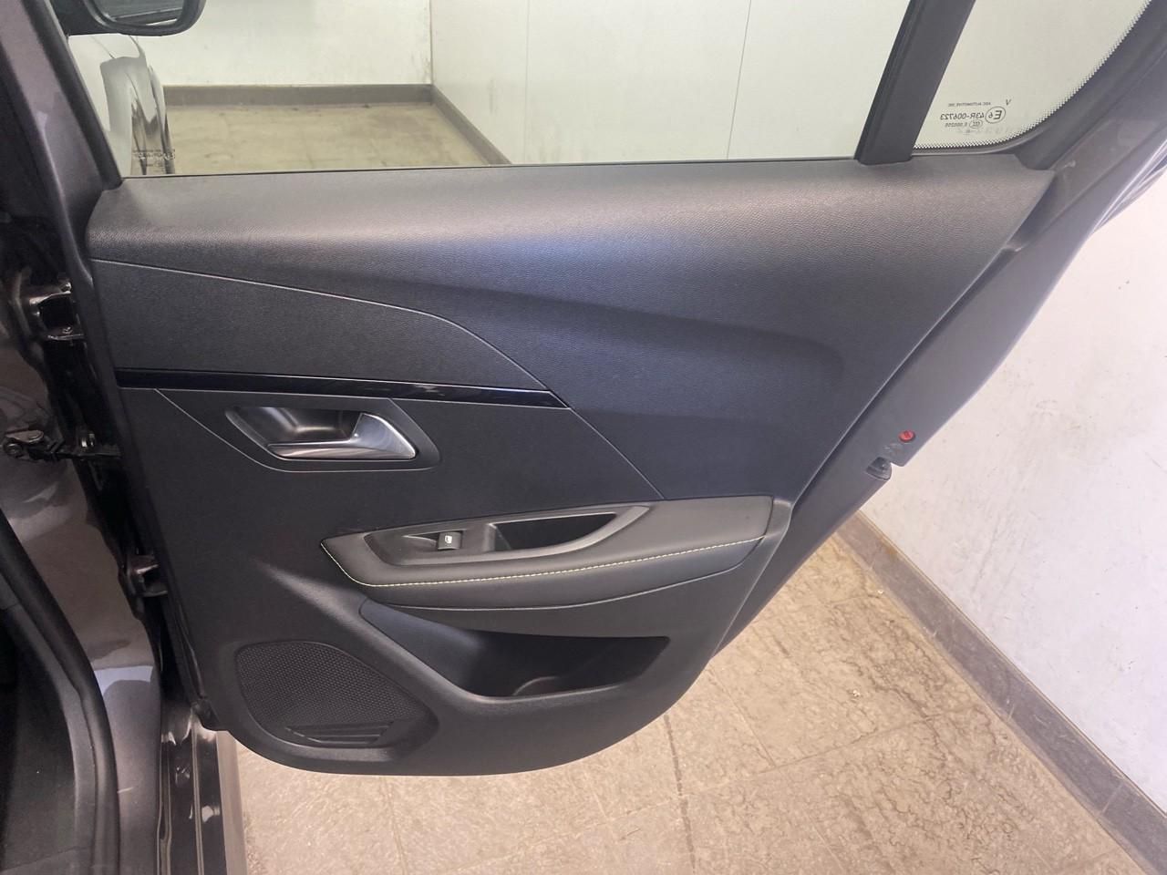 Peugeot 208 puretech 130 s&s eat8 gt — photo 25