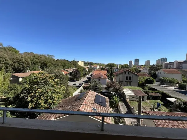VALENCE - Appartement T3 loué avec balcons, cave et parking