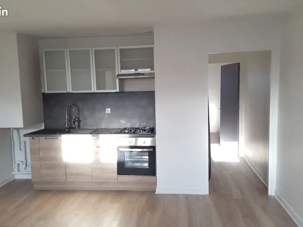 Bel appartement T2 de 42 m² idéalement situé en plein centre-ville de Poligny