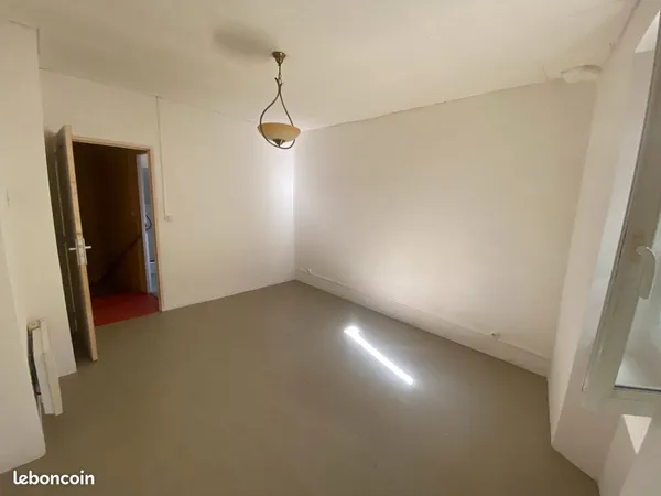 Location maison de village 2 chambres et cellier avec cour