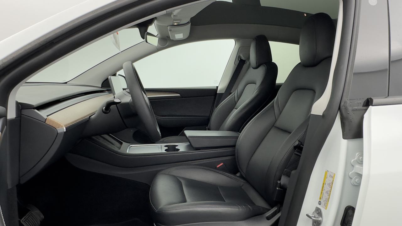 Tesla MODEL Y Standard RWD — photo 10
