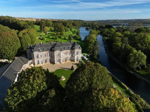 Prestigieux château du 18ème siècle à vendre dans la Vallée de