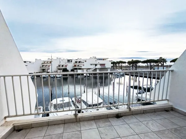 Marina P4 individuelle avec vue latérale sur la mer, plein sud