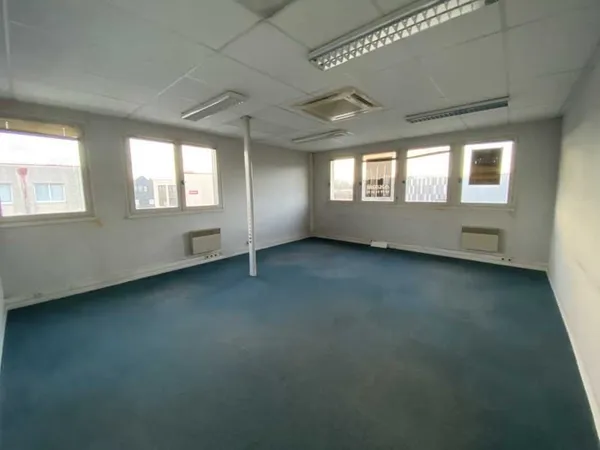 LOCATION DE PLATEAUX DE BUREAUX DIVISIBLES D'ENVIRON 440 m² AVEC PARKINGS A CHANTEPIE.