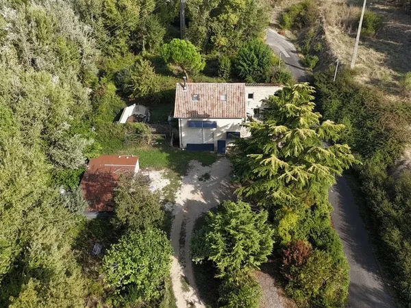 Maison 6 pièce(s) 123 m2 avec des dépendances sur une parcelle de 2464m²