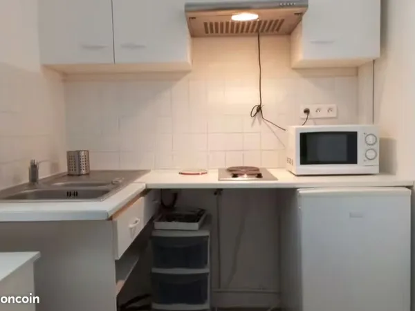 Mansarde (4ème étage, avec WC sur le palier) pour étudiant