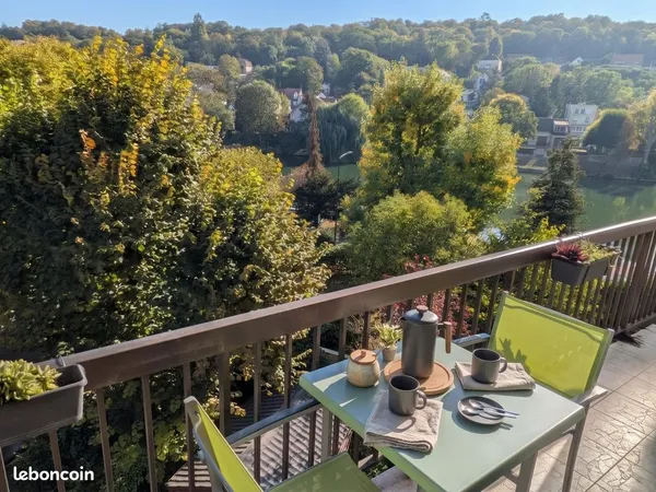 Appartement 3 pièces, clair et calme au dernier étage, rénové et climatisé, avec balcon et vue Marne