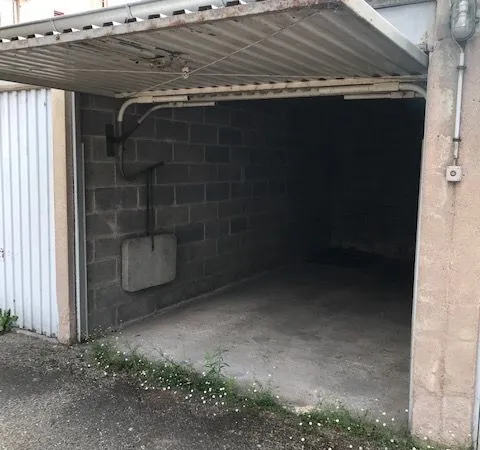 Loue garage fermé dans cour Neudorf