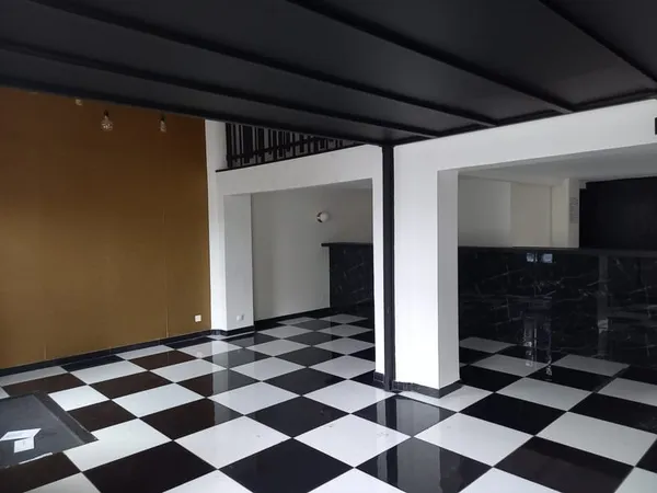 LOCAL COMMERCIAL 97M2 TOULON LE PORT