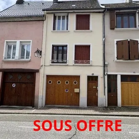 Maison avec deux garages de 33m² chacun, un préau de 60m²