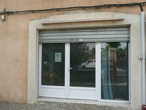 Local divisé en 3 cabines