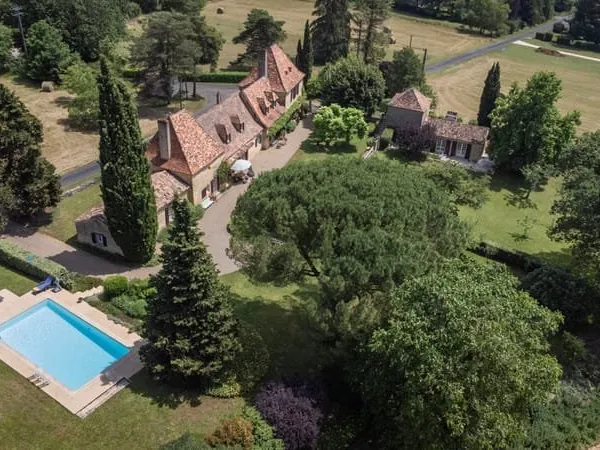 24150 Charmant Domaine , +/-392m2, 10 ch, dépendance , piscine, +/-13ha