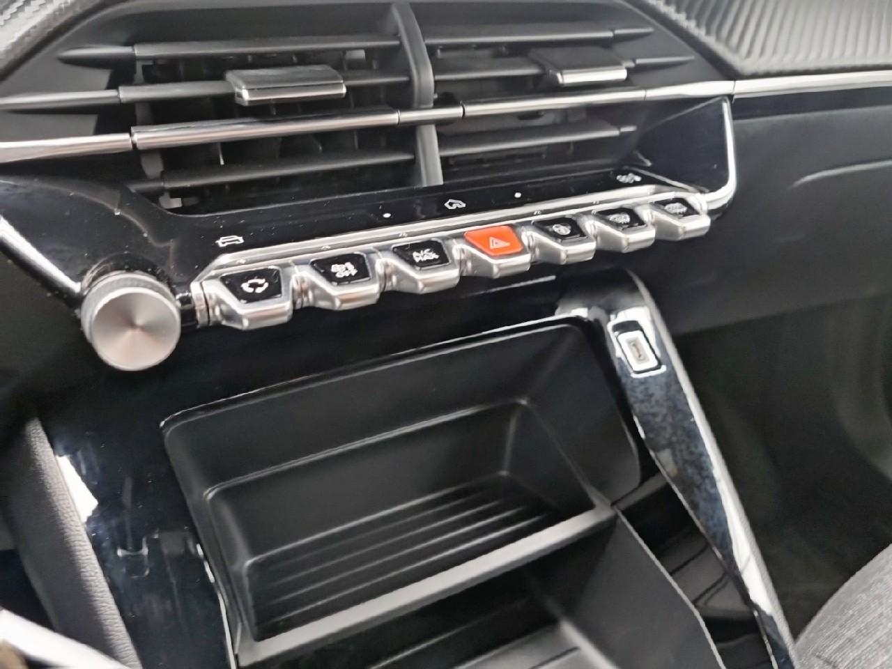 Peugeot 2008 hybrid 145 e-dcs6 style — photo 29