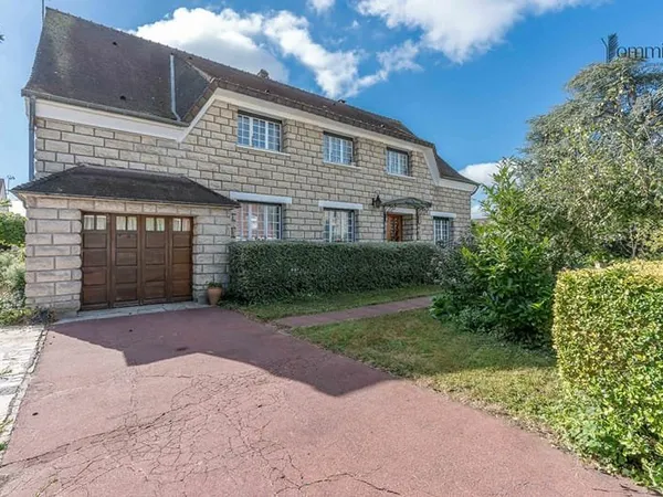 Propriété familiale de 300 m2 à 5min à pieds de la gare RER