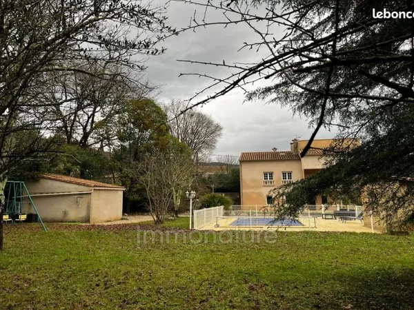 Villa 9 pièces 251 m²