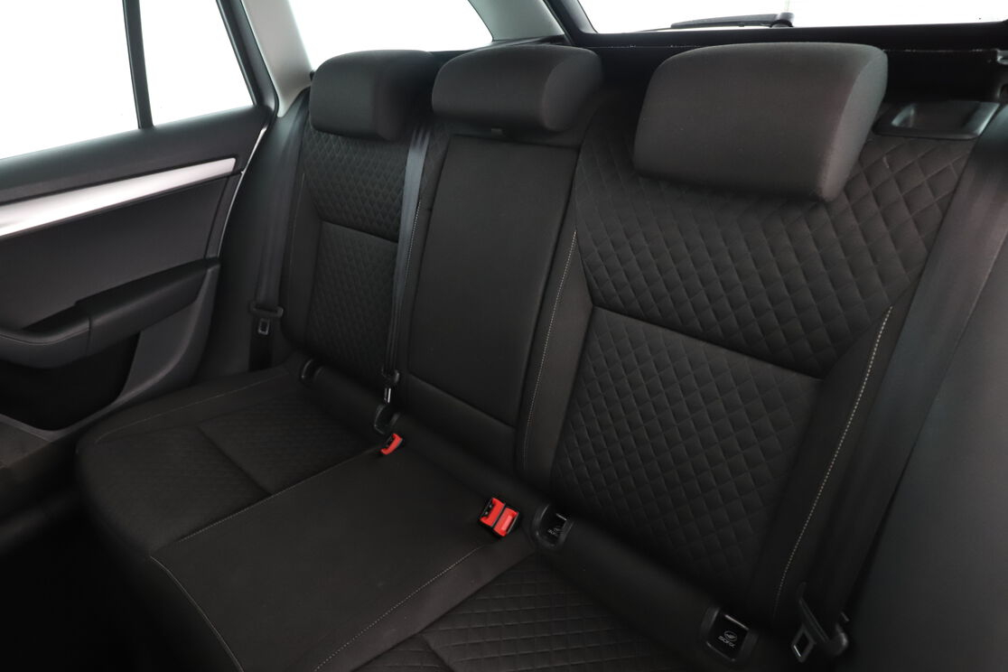 Skoda Octavia Combi 1.6 TDI Drive — photo 13