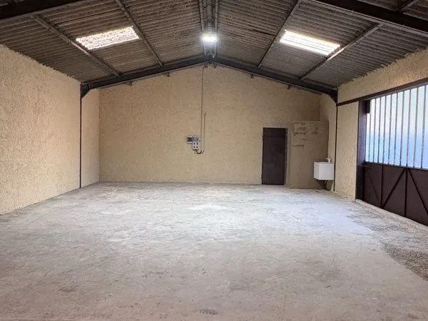 Hangar 105m2 - à Lagnes