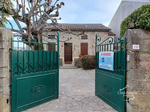 Maison de village rénovée avec dépendances et terrain attena