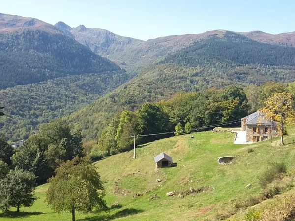 Corps de ferme de montagne , superbement rénové , dépendances 3.2 HA