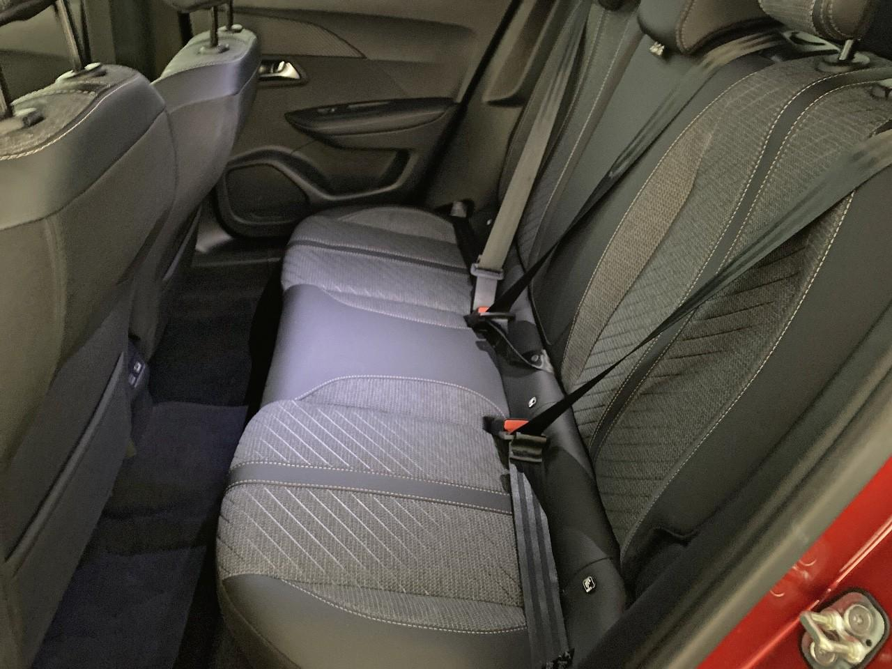 Peugeot 2008 hybrid 145 ch e-dcs6 allure — photo 10