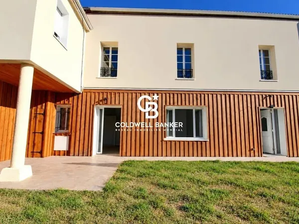 Immeuble de rapport : T4, T3 rénovés et local professionel en plein centre ville de Hostens
