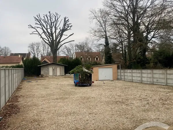 Terrain 768 m²