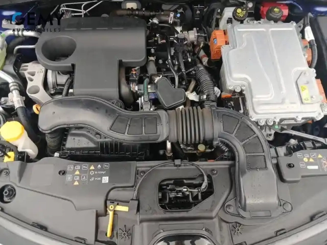 Renault Clio e-tech 140 - 21n — photo 33