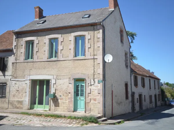 Maison de bourg lumineuse avec de beaux espaces.