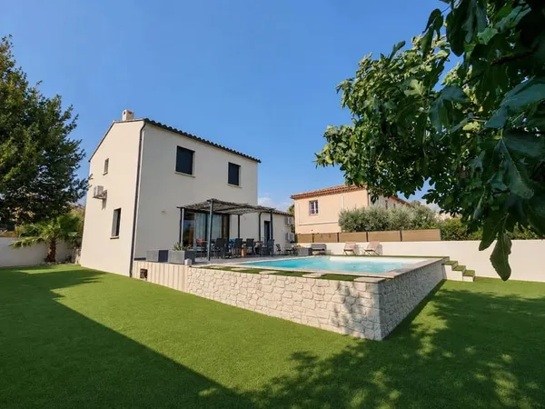 Clarensac, villa 3chs avec piscine, 116m2 sur parcelle 685m2