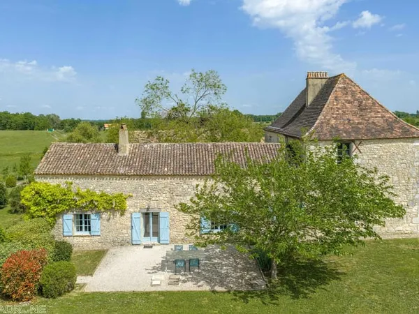 Domaine fortifié au milieu de ses 30 hectares. 10 minutes de Bergerac, proche le village classé d'Is