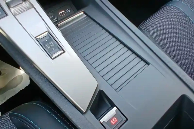 Peugeot 308 hybrid 136 e-dcs6 — photo 22