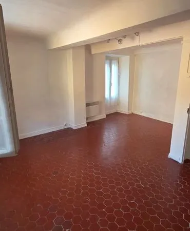 Maison de village T3 avec grenier aménagé à louer à Carnoules