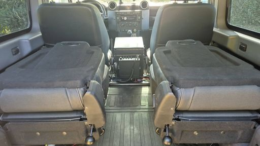 Land Rover Defender 90 2.2 TDCi 122 4WD - SE – 2012 – 134095 km – Diesel – Boîte Manuelle — photo 33