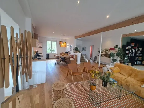 Maison 8 pièces 245 m²