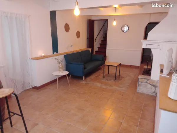 A louer maison meublée de 100m2 avec patio, garage et dépendances