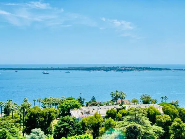 CANNES T3 REFAIT A NEUF 111M2 AU SOL TERRASSE 20M2 VUE MER
