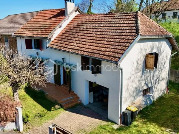 Maison en pisé — Jardin arboré, barbecue en dur, garage et dépendance