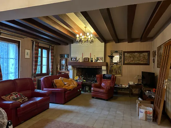 Maison avec grand terrain et dépendance à Neuillé