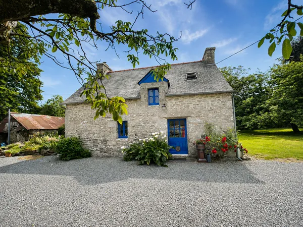 CÔTES D'ARMOR: Kergrist-Moëlou. Deux maisons de caractère avec piscine, terrain de 7500m2 et potenti