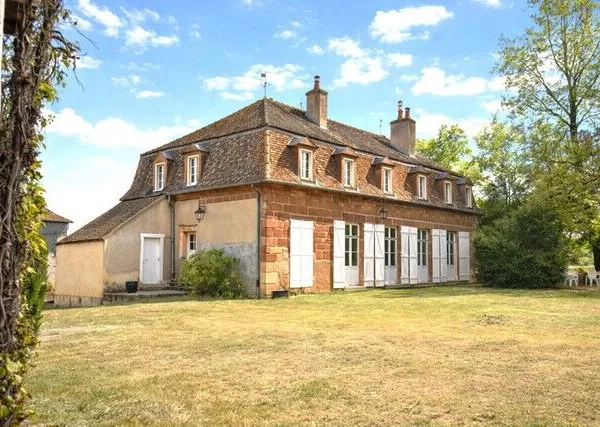 PROPRIÉTÉ DE FAMILLE AVEC DÉPENDANCES SUR 4 HECTARES ENVIRON