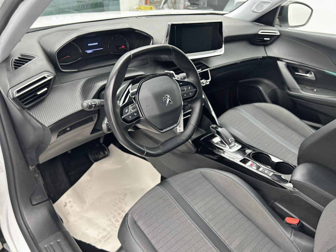 Peugeot 2008 puretech 130 s&s eat8 allure — photo 9