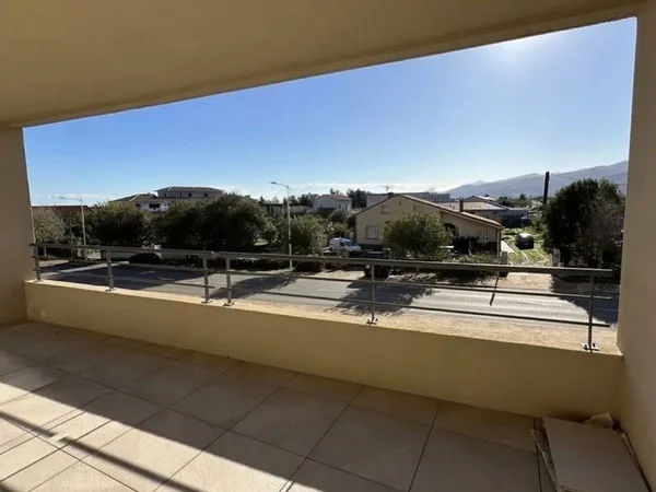 Appartement 3 pièces de 70m2 avec terrasse et places de parking
