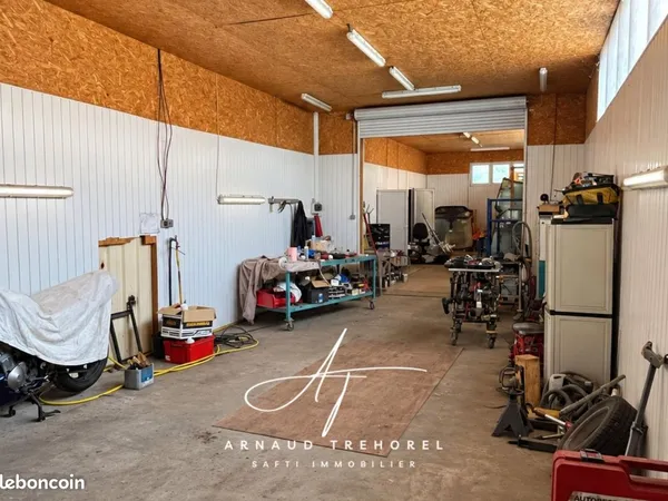 Local 733 m² FENEU