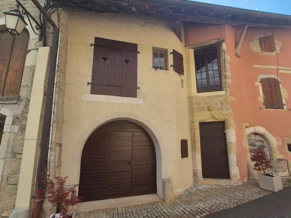 Jolie maison typique dans le village touristique de Mouthier Hautepierre