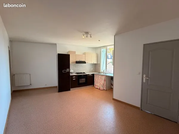 Appartement avec grande cuisine, salon et chambre