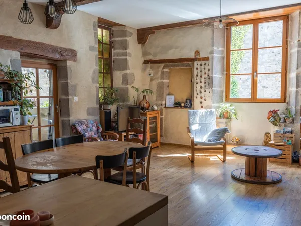 Centre de Mornant 82m2, 3 chambres, charme de l'ancien, terrasse, aucun gros travaux, petite copropr