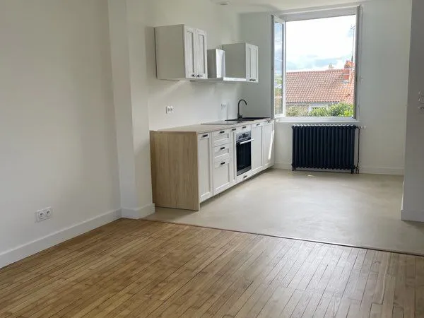Maison rénovée avec 3 chambres, bureau, jardin et garage - disponible le 15 octobre