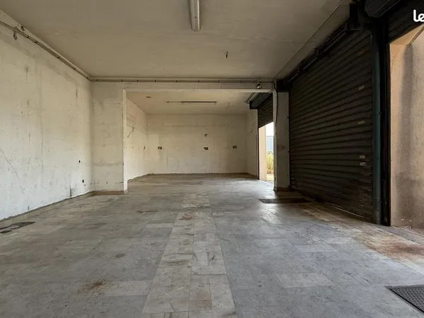 Local industriel 77 m²