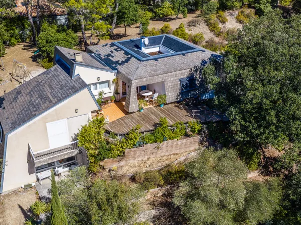 Maison d'architecte Koh-i-Noor au coeur d'un écrin boisé