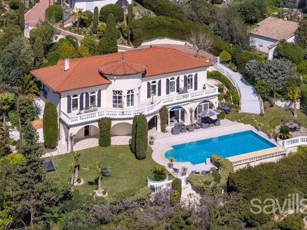 Villa 5 pièces 242 m²
